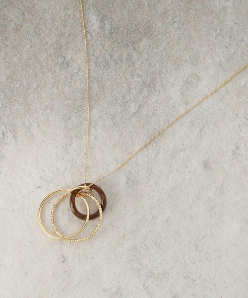 OPAQUE.CLIP（オペークドットクリップ）の「トリプルリングネックレス（ネックレス・レディース・ゴールド/シルバー・00）」の4枚目の写真