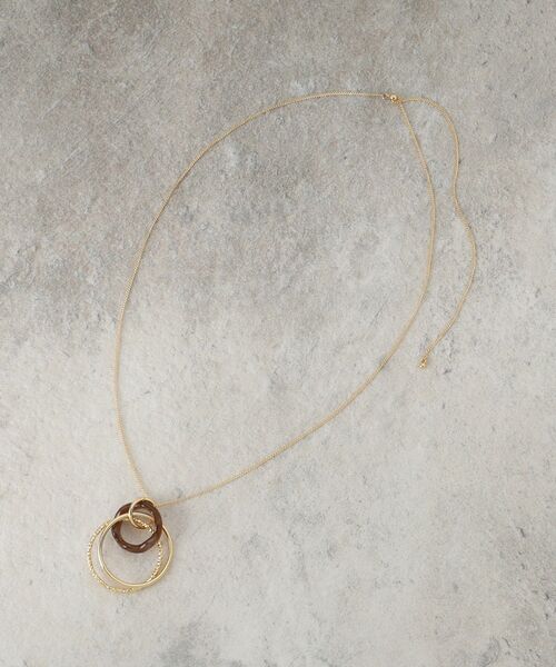 OPAQUE.CLIP（オペークドットクリップ）の「トリプルリングネックレス（ネックレス・レディース・ゴールド/シルバー・00）」の5枚目の写真