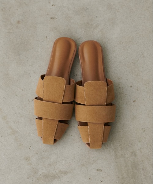 LARUTA（ラルータ）の「【LARUTA】編み込みスエードミュール（サンダル・レディース・ブラック/キャメル・MEDIUM/LARGE）」の7枚目の写真