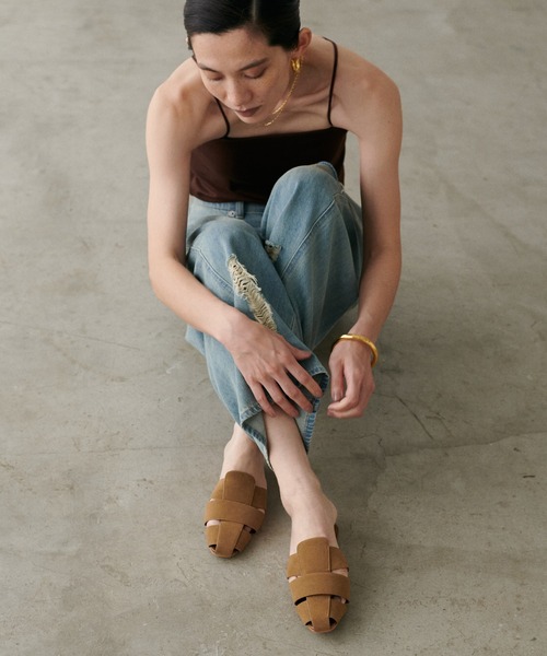 LARUTA（ラルータ）の「【LARUTA】編み込みスエードミュール（サンダル・レディース・ブラック/キャメル・MEDIUM/LARGE）」の3枚目の写真