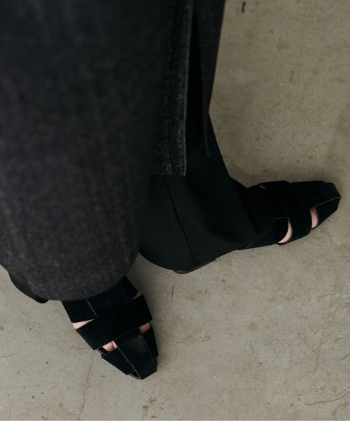 LARUTA（ラルータ）の「【LARUTA】編み込みスエードミュール（サンダル・レディース・ブラック/キャメル・MEDIUM/LARGE）」の9枚目の写真