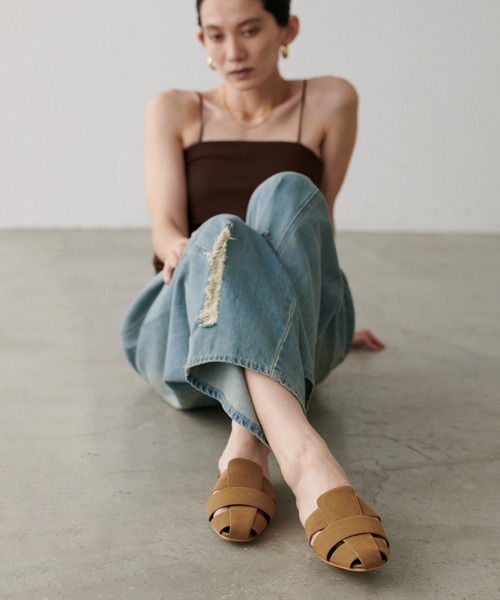 LARUTA（ラルータ）の「【LARUTA】編み込みスエードミュール（サンダル・レディース・ブラック/キャメル・MEDIUM/LARGE）」の14枚目の写真
