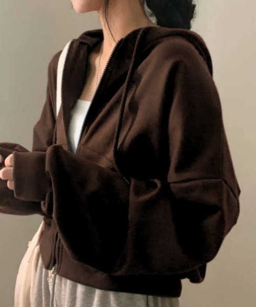 yuue' ( wear )（ユーイ）の「ダブルジップショートパーカー/冷房対策 UVカットフーディー（パーカー・レディース・グレー/ブラック/ライトグレー/ワインレッド/チャコールグレー/ダークブラウン/ネイビー/ピンク/ブルーグリーン/パープル・FREE）」の5枚目の写真