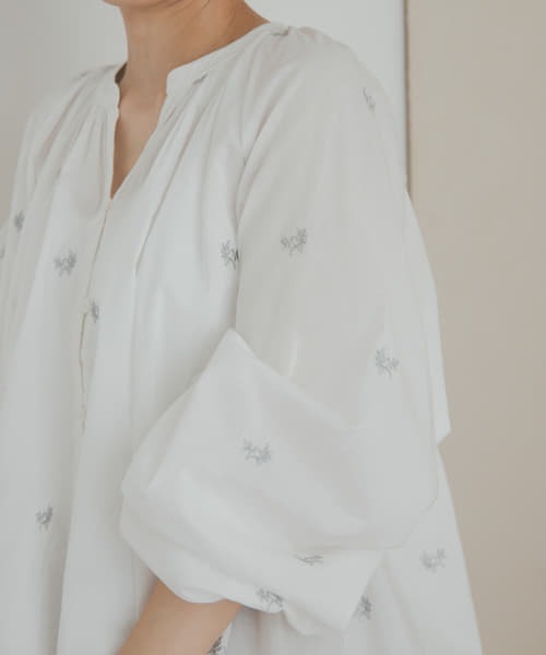 URBAN RESEARCH DOORS（アーバンリサーチドアーズ）の「リーフモチーフラメ刺繍ブラウス（シャツ/ブラウス・レディース・ホワイト/チャコールグレー・MEDIUM）」の3枚目の写真