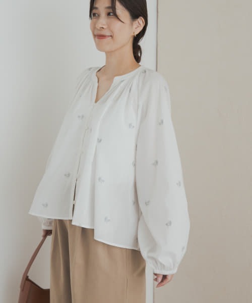 URBAN RESEARCH DOORS（アーバンリサーチドアーズ）の「リーフモチーフラメ刺繍ブラウス（シャツ/ブラウス・レディース・ホワイト/チャコールグレー・MEDIUM）」の5枚目の写真