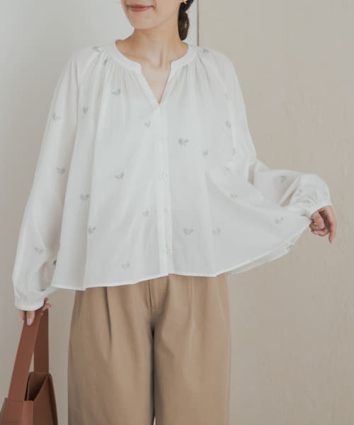 URBAN RESEARCH DOORS（アーバンリサーチドアーズ）の「リーフモチーフラメ刺繍ブラウス（シャツ/ブラウス・レディース・ホワイト/チャコールグレー・MEDIUM）」の6枚目の写真