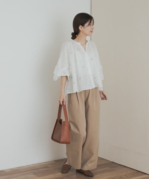 URBAN RESEARCH DOORS（アーバンリサーチドアーズ）の「リーフモチーフラメ刺繍ブラウス（シャツ/ブラウス・レディース・ホワイト/チャコールグレー・MEDIUM）」の9枚目の写真