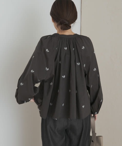 URBAN RESEARCH DOORS（アーバンリサーチドアーズ）の「リーフモチーフラメ刺繍ブラウス（シャツ/ブラウス・レディース・ホワイト/チャコールグレー・MEDIUM）」の12枚目の写真