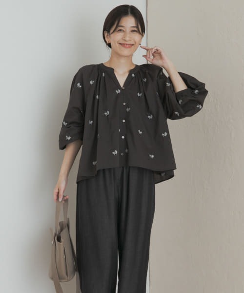 URBAN RESEARCH DOORS（アーバンリサーチドアーズ）の「リーフモチーフラメ刺繍ブラウス（シャツ/ブラウス・レディース・ホワイト/チャコールグレー・MEDIUM）」の14枚目の写真