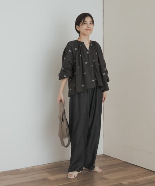 URBAN RESEARCH DOORS（アーバンリサーチドアーズ）の「リーフモチーフラメ刺繍ブラウス（シャツ/ブラウス・レディース・ホワイト/チャコールグレー・MEDIUM）」の15枚目の写真