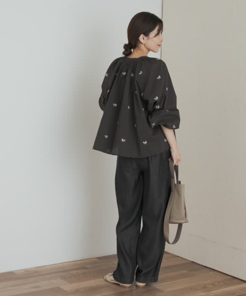 URBAN RESEARCH DOORS（アーバンリサーチドアーズ）の「リーフモチーフラメ刺繍ブラウス（シャツ/ブラウス・レディース・ホワイト/チャコールグレー・MEDIUM）」の16枚目の写真