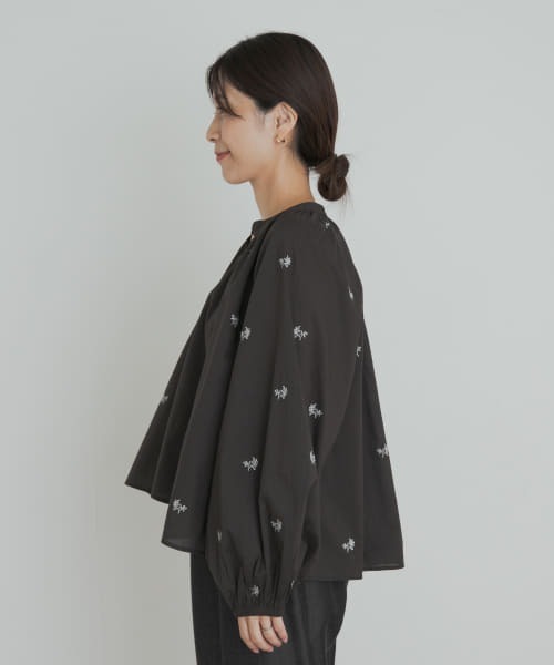 URBAN RESEARCH DOORS（アーバンリサーチドアーズ）の「リーフモチーフラメ刺繍ブラウス（シャツ/ブラウス・レディース・ホワイト/チャコールグレー・MEDIUM）」の18枚目の写真