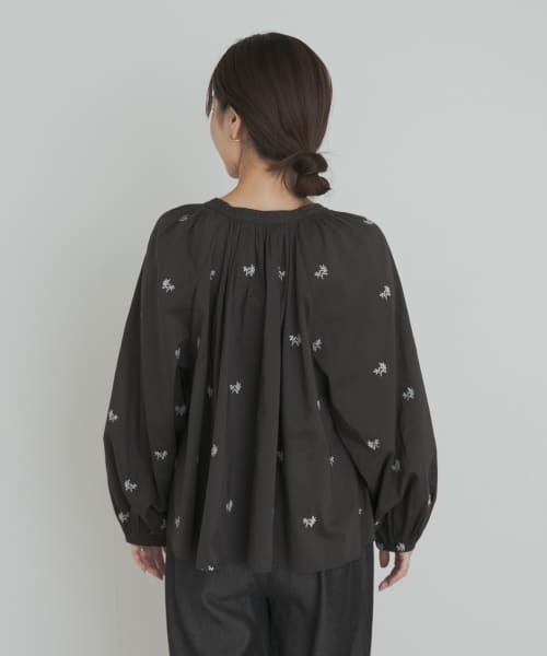 URBAN RESEARCH DOORS（アーバンリサーチドアーズ）の「リーフモチーフラメ刺繍ブラウス（シャツ/ブラウス・レディース・ホワイト/チャコールグレー・MEDIUM）」の19枚目の写真