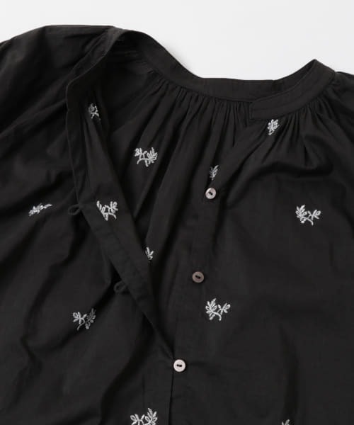 URBAN RESEARCH DOORS（アーバンリサーチドアーズ）の「リーフモチーフラメ刺繍ブラウス（シャツ/ブラウス・レディース・ホワイト/チャコールグレー・MEDIUM）」の22枚目の写真