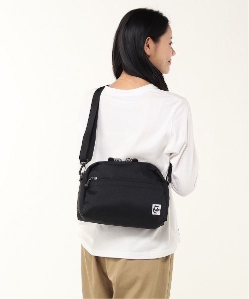 CHUMS（チャムス）の「【CHUMS/チャムス】 Recycle Small Trapezoid Shoulder Bag（ショルダーバッグ・メンズ・ネイビー/ブラック/グレイッシュベージュ/その他1/その他3/その他2・FREE）」の9枚目の写真