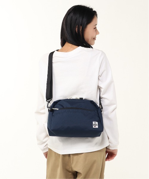 CHUMS（チャムス）の「【CHUMS/チャムス】 Recycle Small Trapezoid Shoulder Bag（ショルダーバッグ・メンズ・ネイビー/ブラック/グレイッシュベージュ/その他1/その他3/その他2・FREE）」の11枚目の写真