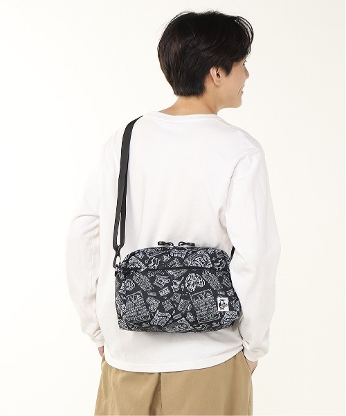 CHUMS（チャムス）の「【CHUMS/チャムス】 Recycle Small Trapezoid Shoulder Bag（ショルダーバッグ・メンズ・ネイビー/ブラック/グレイッシュベージュ/その他1/その他3/その他2・FREE）」の13枚目の写真