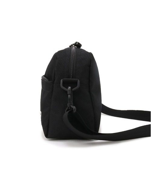 CHUMS（チャムス）の「【CHUMS/チャムス】 Recycle Small Trapezoid Shoulder Bag（ショルダーバッグ・メンズ・ネイビー/ブラック/グレイッシュベージュ/その他1/その他3/その他2・FREE）」の15枚目の写真