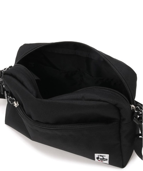 CHUMS（チャムス）の「【CHUMS/チャムス】 Recycle Small Trapezoid Shoulder Bag（ショルダーバッグ・メンズ・ネイビー/ブラック/グレイッシュベージュ/その他1/その他3/その他2・FREE）」の17枚目の写真