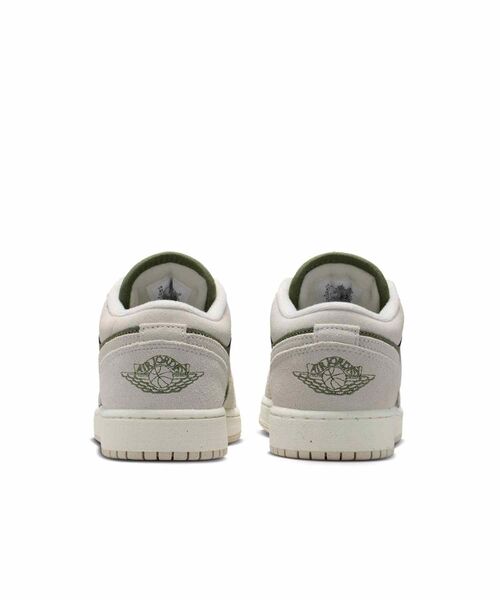 JORDAN BRAND（ジョーダンブランド）の「エア ジョーダン 1 LOW SE ジュニアシューズ / Air Jordan 1 Low SE Big Kids' Shoes HV4396-201 Medium Olive（スニーカー・キッズ・オリーブ・23/23.5/24/25/24.5/22.5）」の4枚目の写真