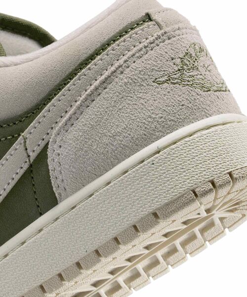 JORDAN BRAND（ジョーダンブランド）の「エア ジョーダン 1 LOW SE ジュニアシューズ / Air Jordan 1 Low SE Big Kids' Shoes HV4396-201 Medium Olive（スニーカー・キッズ・オリーブ・23/23.5/24/25/24.5/22.5）」の2枚目の写真
