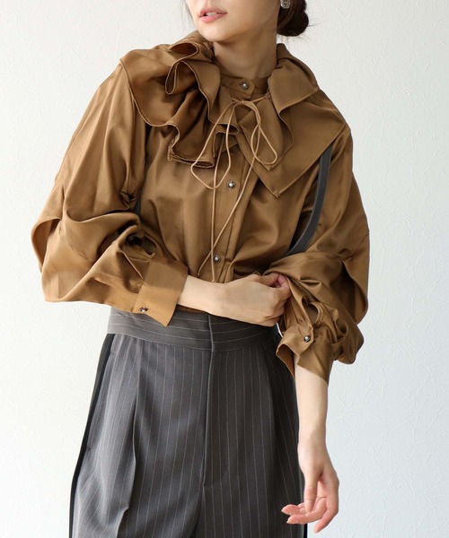 Jines（ジネス）の「フリルカラーグロウブラウス（シャツ/ブラウス・レディース・キャメル/ブルー・38）」の2枚目の写真