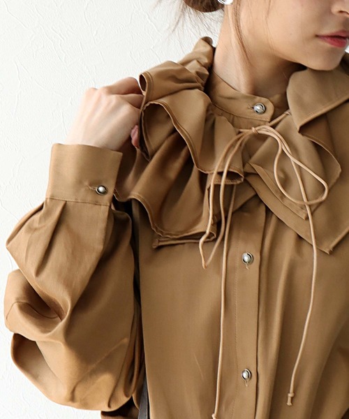 Jines（ジネス）の「フリルカラーグロウブラウス（シャツ/ブラウス・レディース・キャメル/ブルー・38）」の4枚目の写真