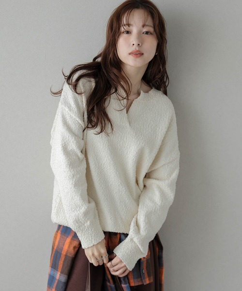 La-gemme(ラジェム)の「キーネックブークレニットトップス(ニット/セーター・レディース・アイボリー/ブラック/ピンク/モカ・フリー)」の2枚目の写真