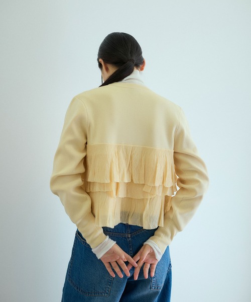ADAM ET ROPE'(アダムエロペ)の「【サステナブル】フリルカーディガン(カーディガン/ボレロ・レディース・ベージュ系その他3/グレー系その他/ブラック・FREE)」の4枚目の写真