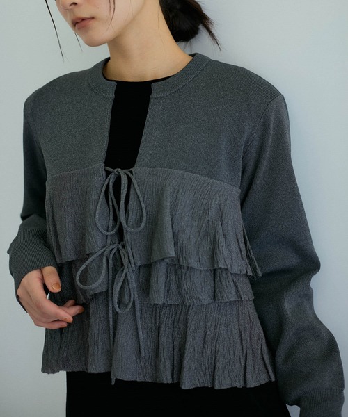 ADAM ET ROPE'(アダムエロペ)の「【サステナブル】フリルカーディガン(カーディガン/ボレロ・レディース・ベージュ系その他3/グレー系その他/ブラック・FREE)」の15枚目の写真