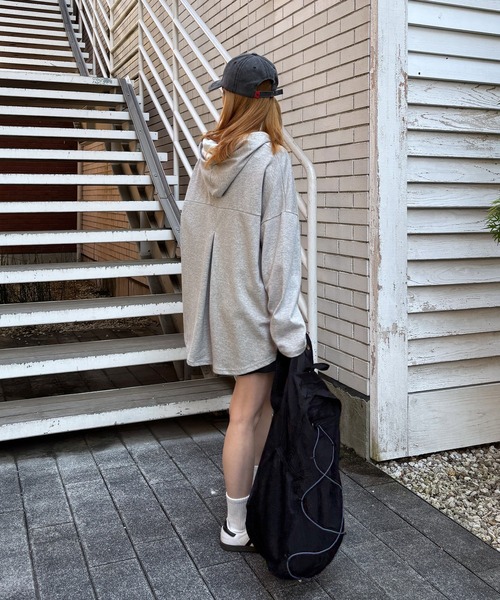 ISOOK（アイスー）の「【ISOOK / アイスー】バックタックフーディ / パーカー フード付き オーバーサイズ ビッグシルエット ルーズ丈 バックデザイン プルオーバー グレー ブラック 黒 ZOZOTOWN限定（パーカー・レディース・グレー/ブラック・FREE）」の5枚目の写真