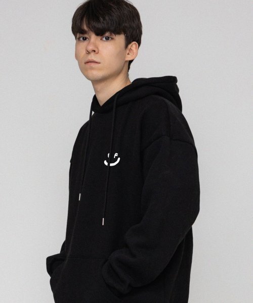 GRAVER（グレーバー）の「[ユニセックス]スモールドローイングスマイルフードパーカー_ブラック/ホワイトロゴ（パーカー・レディース・ブラック・LARGE/SMALL/MEDIUM）」の2枚目の写真