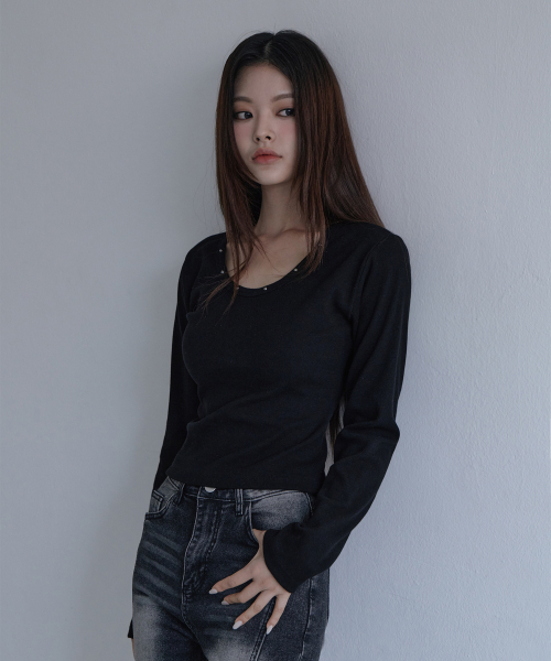 5OML（オーオーエムエル）の「ネックラインラウンドリベットロングスリーブブラック（Tシャツ/カットソー・レディース・ブラック・FREE）」の2枚目の写真