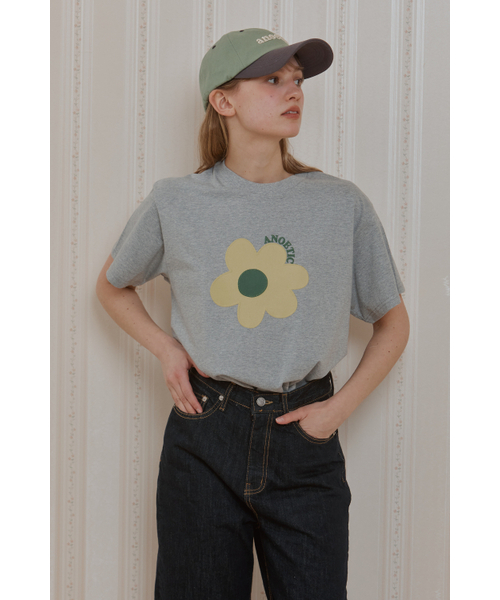 ANOETIC(アノエティック)の「ANC FLOWER PIECE T-SHIRT_GREY(Tシャツ/カットソー・レディース・グレー・FREE)」の2枚目の写真