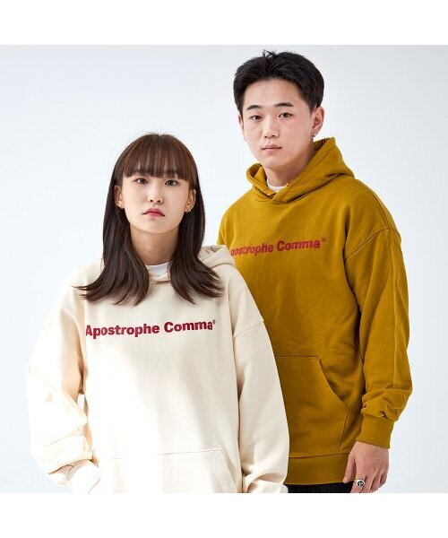APOSTROPHE COMMA(アポストロフィコンマ)の「ベーシックフルネームロゴフードパーカー(オリーブ/レッド)(パーカー・レディース・オリーブ・LARGE/MEDIUM)」の1枚目の写真