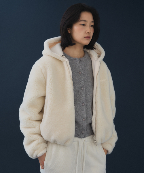 HOWUS(ホワス)の「TEDDY HOODED FUR JACKET (IVORY)(ムートンコート・レディース・アイボリー・ONE SIZE)」の2枚目の写真