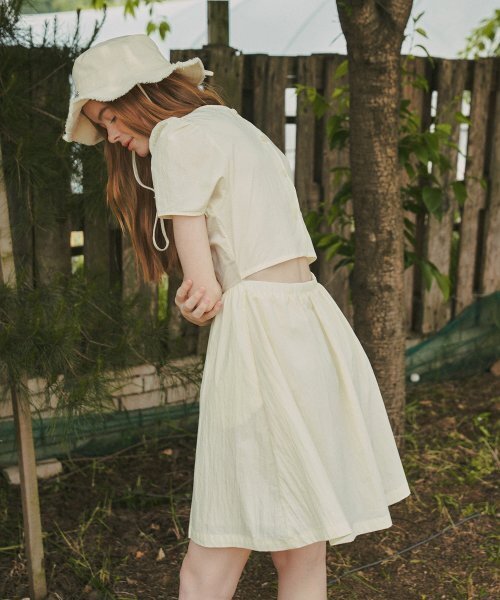 VANONE ATELIER(バノンアトリエ)の「A3455 カットアウトシャーリングワンピース_ペールイエロー(ワンピース・レディース・その他・M/S)」の1枚目の写真