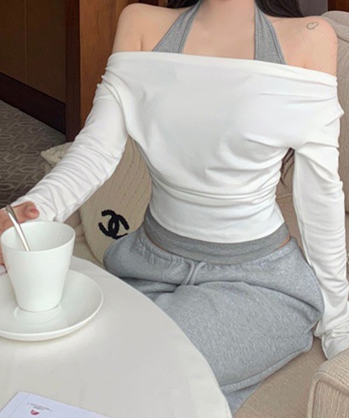 meJane(ミージェーン)の「レイヤード風 ホルターネックオフショルダートップス(Tシャツ/カットソー・レディース・ホワイト系/ブルー系・FREE)」の3枚目の写真