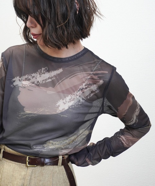 gossara(ゴサラ)の「【着るだけで旬顔】ペイント柄パワーメッシュプルオーバー(Tシャツ/カットソー・レディース・アイボリー系/スミクロ/グレイッシュベージュ・FREE)」の2枚目の写真