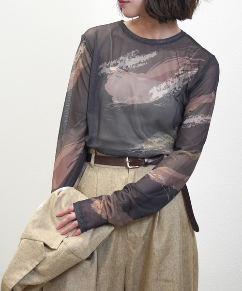 gossara(ゴサラ)の「【着るだけで旬顔】ペイント柄パワーメッシュプルオーバー(Tシャツ/カットソー・レディース・アイボリー系/スミクロ/グレイッシュベージュ・FREE)」の7枚目の写真