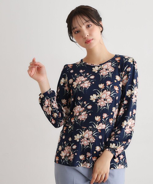 LAURA ASHLEY(ローラアシュレイ)の「【袖口ゴム仕様/洗える/ジャージ素材/同柄アイテムあり】サトクリフ チューリップス柄プルオーバー(Tシャツ/カットソー・レディース・グリーン系1/ネイビー系・40/38)」の2枚目の写真