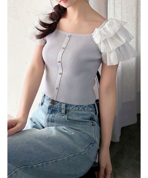 RESEXXY（リゼクシー）の「ショルダーフリルニットトップス（ニット/セーター・レディース・ブルー/ホワイト/ブラック・FREE）」の3枚目の写真