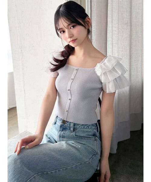 RESEXXY（リゼクシー）の「ショルダーフリルニットトップス（ニット/セーター・レディース・ブルー/ホワイト/ブラック・FREE）」の4枚目の写真