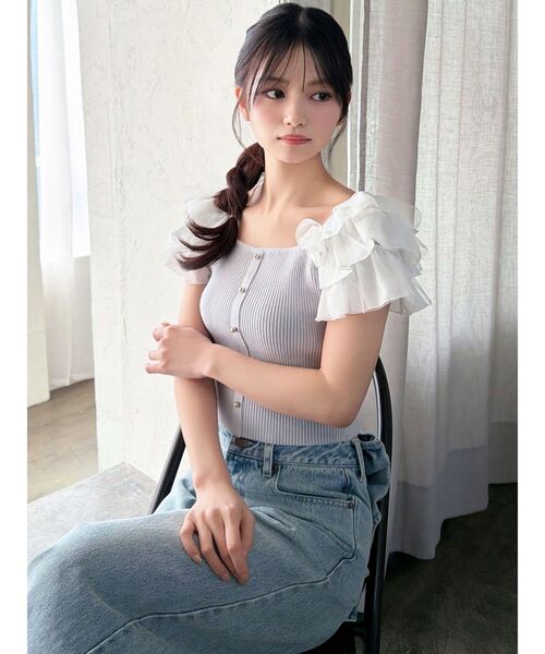 RESEXXY（リゼクシー）の「ショルダーフリルニットトップス（ニット/セーター・レディース・ブルー/ホワイト/ブラック・FREE）」の5枚目の写真