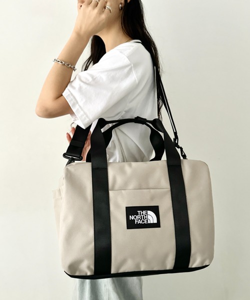 THE NORTH FACE(ザノースフェイス)の「THE NORTH FACE(ザ・ノースフェイス)/軽量 大容量 大きいサイズ トラベルバッグ ヘリテージカーゴバッグ/HERITAGE CARGO M_PLUS(ショルダーバッグ・レディース・ブラック/グレイッシュベージュ・FREE)」の2枚目の写真