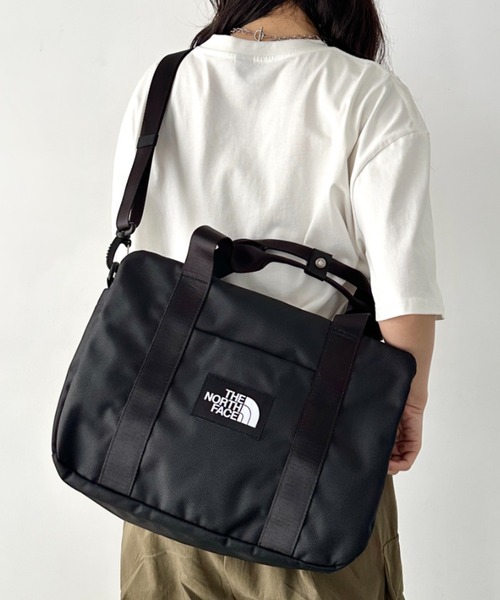 THE NORTH FACE(ザノースフェイス)の「THE NORTH FACE(ザ・ノースフェイス)/軽量 大容量 大きいサイズ トラベルバッグ ヘリテージカーゴバッグ/HERITAGE CARGO M_PLUS(ショルダーバッグ・レディース・ブラック/グレイッシュベージュ・FREE)」の1枚目の写真
