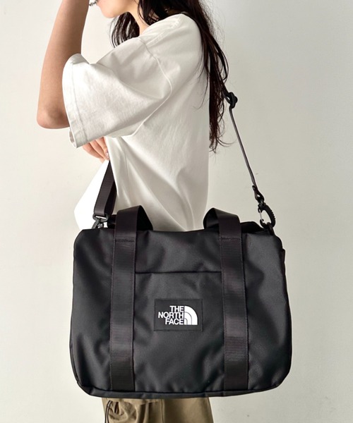 THE NORTH FACE(ザノースフェイス)の「THE NORTH FACE(ザ・ノースフェイス)/軽量 大容量 大きいサイズ トラベルバッグ ヘリテージカーゴバッグ/HERITAGE CARGO M_PLUS(ショルダーバッグ・レディース・ブラック/グレイッシュベージュ・FREE)」の3枚目の写真