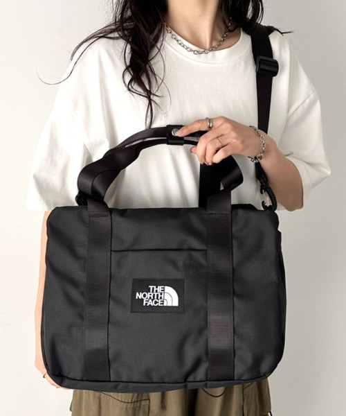 THE NORTH FACE(ザノースフェイス)の「THE NORTH FACE(ザ・ノースフェイス)/軽量 大容量 大きいサイズ トラベルバッグ ヘリテージカーゴバッグ/HERITAGE CARGO M_PLUS(ショルダーバッグ・レディース・ブラック/グレイッシュベージュ・FREE)」の4枚目の写真