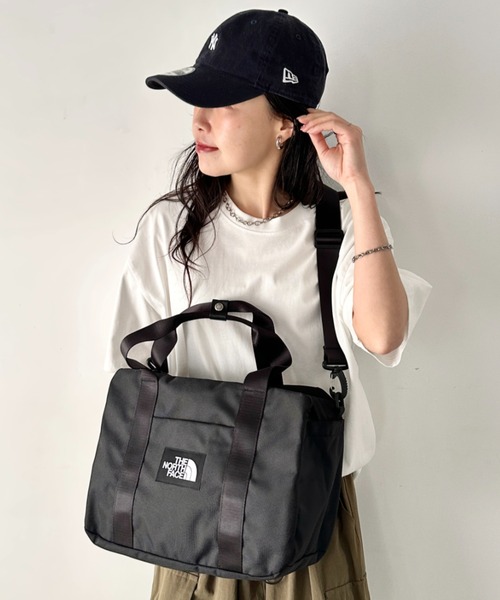 THE NORTH FACE(ザノースフェイス)の「THE NORTH FACE(ザ・ノースフェイス)/軽量 大容量 大きいサイズ トラベルバッグ ヘリテージカーゴバッグ/HERITAGE CARGO M_PLUS(ショルダーバッグ・レディース・ブラック/グレイッシュベージュ・FREE)」の5枚目の写真