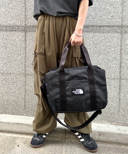 THE NORTH FACE(ザノースフェイス)の「THE NORTH FACE(ザ・ノースフェイス)/軽量 大容量 大きいサイズ トラベルバッグ ヘリテージカーゴバッグ/HERITAGE CARGO M_PLUS(ショルダーバッグ・レディース・ブラック/グレイッシュベージュ・FREE)」の7枚目の写真